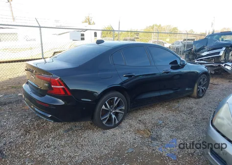 2023 Volvo S60 B5 Plus Dark Theme z USA, uszkodzony, nr VIN 7JRL12TW5PG234370